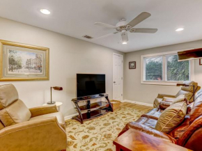 Relaxing Getaway Steps from Forsyth Park, Heated Pool Access, By Southern Belle Savannah